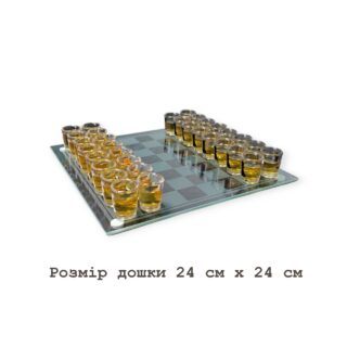 Подарунковий набір шахів зі скляною дошкою 24х24 см та фігурами-чарками 086М